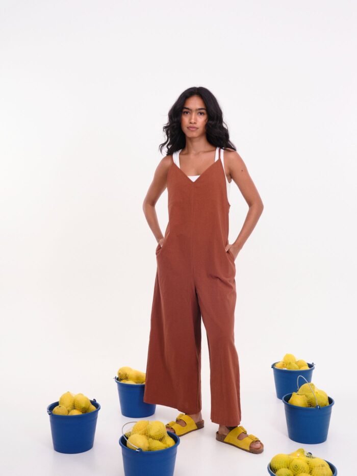 Mono Merrick Marrón